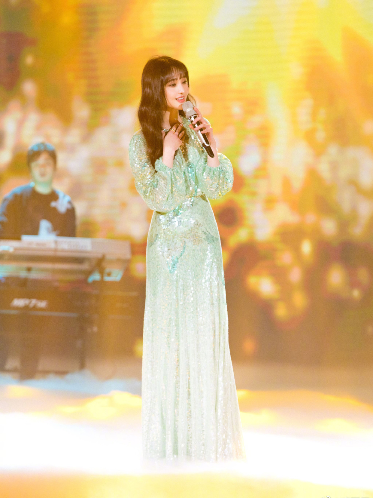 100斤jennie和86斤郑爽,同穿绿色亮片裙,体重居然不影响颜值?